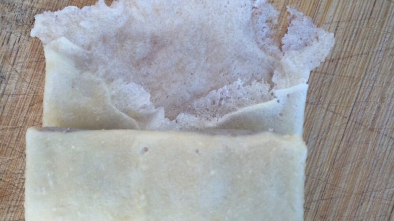 豆沙春卷,用靠近豆沙的一端盖上,两边往中间折,然后卷过去,最后在另一端沾少许水,这样就可以使春卷粘好不会散掉!