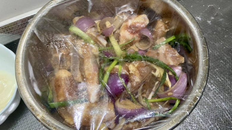 奥尔良烤排骨,蒙上保鲜膜,腌制两小时,腌制时间越长越入味