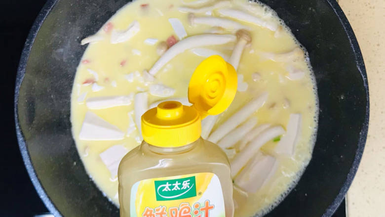 海鲜菇豆腐汤,大火煮开后,淋入鲜鸡汁提鲜
