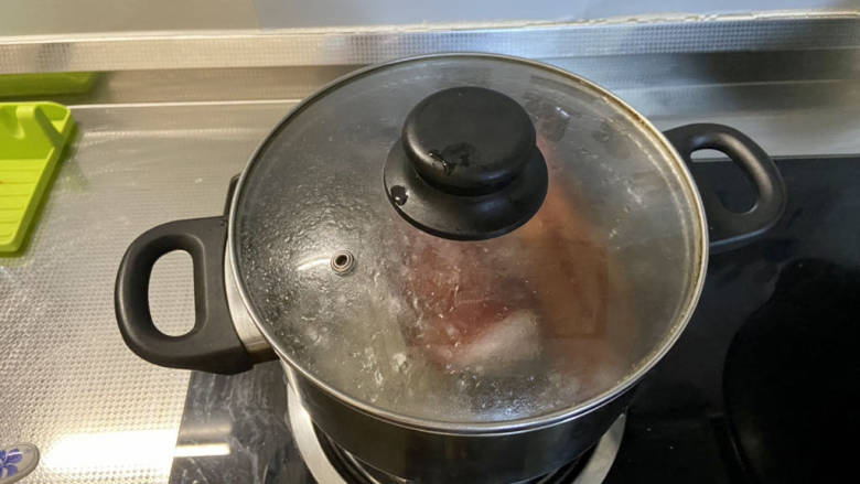 红烧猪肥肉➕土豆烧肥腊肉,加盖小火炖煮15分钟,