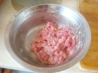 豆豆芽肉丝焖饼,猪肉切成丝,放入淀粉抓匀