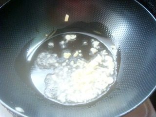 豆豆芽肉丝焖饼,锅里放油,放入姜、蒜末爆香
