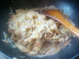 豆豆芽肉丝焖饼,加盐,翻炒一下
