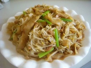 豆豆芽肉丝焖饼,盛入盘中,即可享用