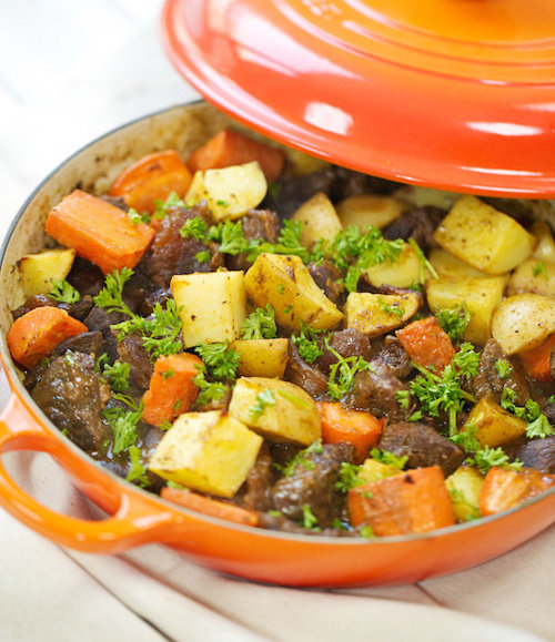 炖牛肉烤土豆和胡萝卜