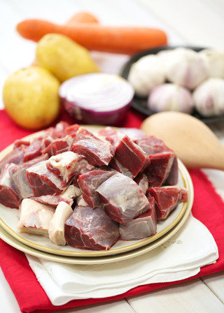 炖牛肉烤土豆和胡萝卜,食材表• 连筋牛腱肉• <a style='color:red;display:inline-block;' href='/shicai/ 23'>土豆</a>• <a style='color:red;display:inline-block;' href='/shicai/ 25'>胡萝卜</a>• <a style='color:red;display:inline-block;' href='/shicai/ 29'>洋葱</a>• 蒜• 橄榄油• 黄油• 海盐• 现磨黑胡椒• 姜黄• 去皮番茄一只（罐头）• 新鲜百里香• 新鲜迷迭香• 肉桂• 干红椒• 高汤• <a style='color:red;display:inline-block;' href='/shicai/ 519'>面粉</a>• 干红葡萄酒
