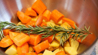 炖牛肉烤土豆和胡萝卜,土豆、胡萝卜切粗块放入搅拌碗中，淋以橄榄油并搅拌均匀。烤箱预热200度