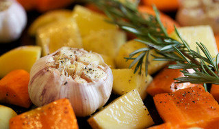 炖牛肉烤土豆和胡萝卜,之后平铺于烤盘上，调整将皮向下，以海盐、黑胡椒调味。入烤箱上层200度上层30min