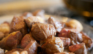 炖牛肉烤土豆和胡萝卜,煎至焦糖色