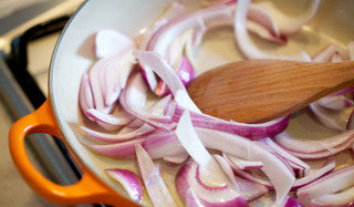 炖牛肉烤土豆和胡萝卜,另取平底锅内入橄榄油，煎香洋葱，随后放入番茄一同翻炒