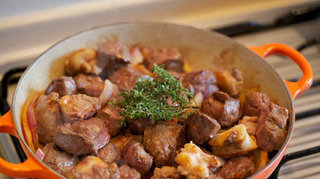 炖牛肉烤土豆和胡萝卜,将牛肉回锅同姜黄、面粉一同翻炒，随后加入高汤和干红葡萄酒，缀以百里香和干红椒