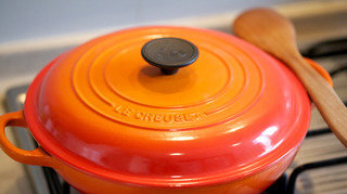 炖牛肉烤土豆和胡萝卜,上盖最小火慢炖2h，出锅前30min海盐、黑胡椒调味，慢炖时将肉块绕开锅底加热中心防止焦糊，期间翻搅2-3次