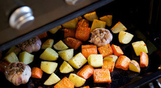 炖牛肉烤土豆和胡萝卜,取出烤干的迷迭香，将烤制好的土豆、胡萝卜（顺便烤了几头蒜，烤前淋入橄榄油，烤蒜的味道吃过的人才知道有多棒！）静置待用