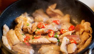 炒粉,将腌制好的五花肉取出,煎香,以少量红尖椒调味