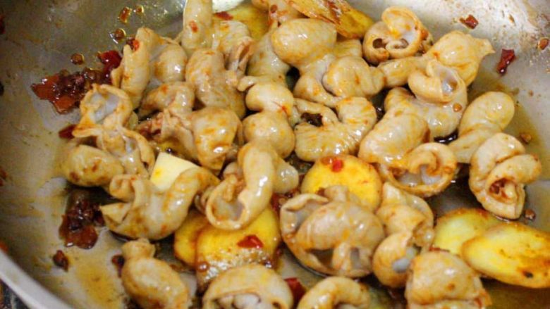 魔芋丝闷肥肠,锅内油7成热后，放入郫县豆炒出香味，然后放入<a style='color:red;display:inline-block;' href='/shicai/ 700'>花椒</a>、姜片、<a style='color:red;display:inline-block;' href='/shicai/ 11801'>郫县豆瓣</a>炒香；再然后放入肥肠翻炒均匀，加入料酒、白<a style='color:red;display:inline-block;' href='/shicai/ 10588'>糖</a>、<a style='color:red;display:inline-block;' href='/shicai/ 695'>八角</a>、开水淹没肥肠