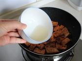 家常烧豆腐,待豆腐基本都上色后,抓一点水淀粉进行勾芡,然后转大火收汁。
