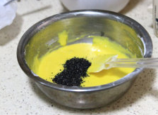 黑芝麻肉松蛋糕卷,10克炒熟黑芝麻随意碾一下,不用碾成黑芝麻粉