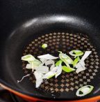 春笋尖豆腐清汤,锅内倒底油,放葱花炒香