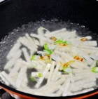 春笋尖豆腐清汤,倒开水,放豆腐干
