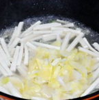 春笋尖豆腐清汤,放春笋,煮5分钟后,加<a style='color:red;display:inline-block;' href='/shicai/ 756'>鸡精</a>出锅即可