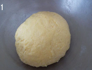 菠菜土豆大煎饺,用Pasta面粉、<a style='color:red;display:inline-block;' href='/shicai/ 1108'><a style='color:red;display:inline-block;' href='/shicai/ 1108'>蛋</a></a>、盐揉成均匀面团,搭上布,醒着备用