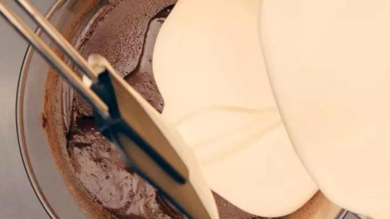 白兰地巧克力布朗尼,将1、2混合搅拌均匀