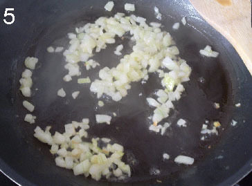 菠菜土豆大煎饺,洋葱在适量<a style='color:red;display:inline-block;' href='/shicai/ 887'>黄油</a>里炒出香,加入土豆泥中