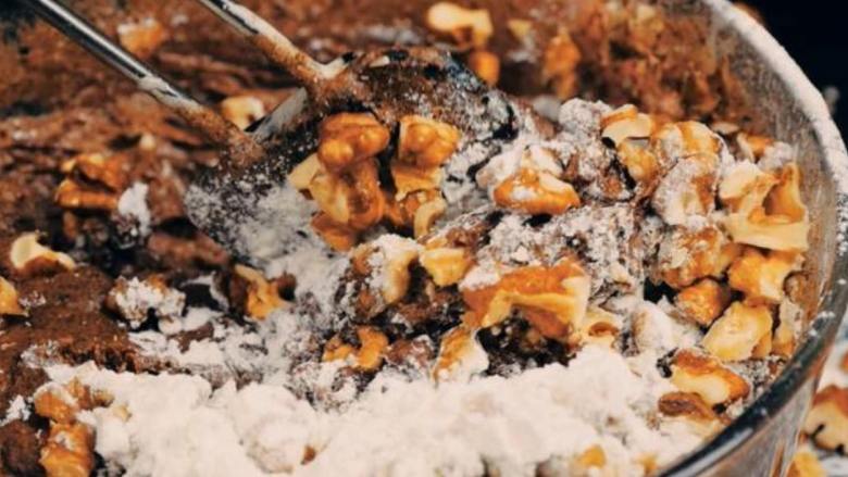 白兰地巧克力布朗尼,拌入过筛后的高筋粉，少许盐以及切碎的果仁