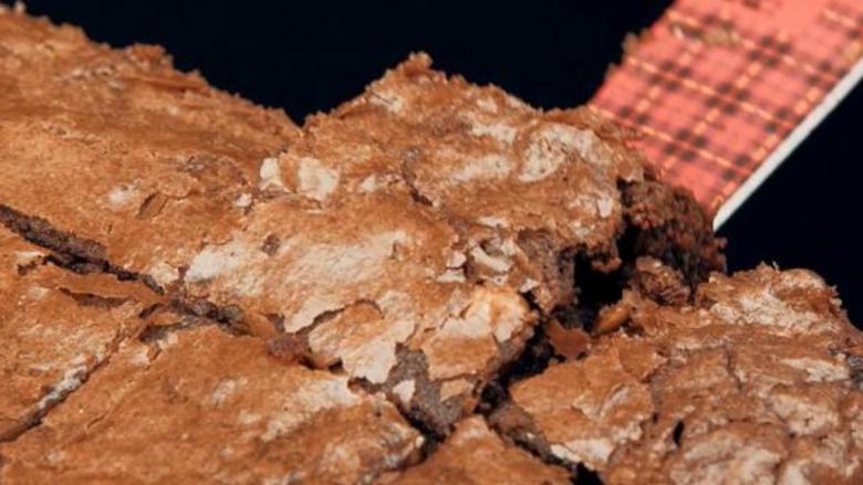 白兰地巧克力布朗尼,待蛋糕冷却后切成小块