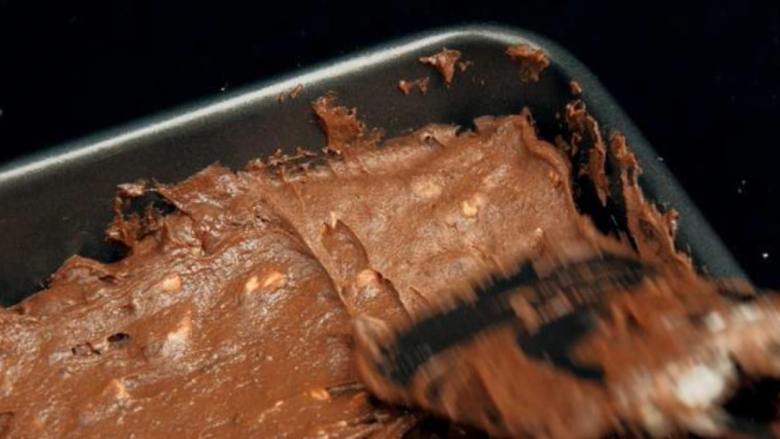 白兰地巧克力布朗尼,入模，抹平表面，放入已预热至190度的烤箱烤25-30分钟