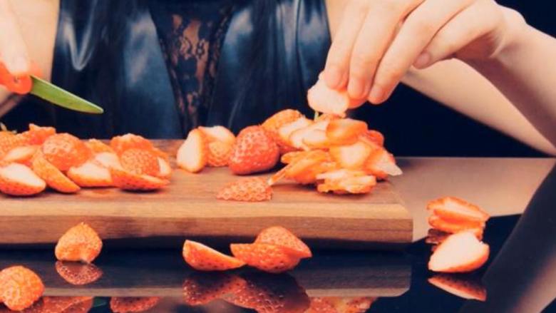 白兰地巧克力布朗尼,摆盘：草莓去蒂切片，紧贴杯壁放置，虹吸瓶打出奶油花，放置布朗尼小块、草莓、烘烤过的核桃碎、巧克力碎屑，最后撒上一层薄糖粉，搭配白巧克力白兰地食用更佳！