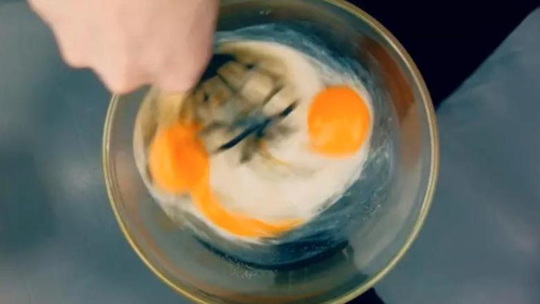 白兰地巧克力布朗尼,<a style='color:red;display:inline-block;' href='/shicai/ 9'>鸡蛋</a>加细砂糖与<a style='color:red;display:inline-block;' href='/shicai/ 902'>白兰地</a>打发至奶白色，香草荚剖开去籽后在细砂糖罐中存放一个月左右，期间稍加翻动；<a style='color:red;display:inline-block;' href='/shicai/ 902'>白兰地</a>选用的是意大利Sandro Bottega白巧克力<a style='color:red;display:inline-block;' href='/shicai/ 902'>白兰地</a>