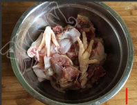 鸡公煲,小鸡洗净,剁成块