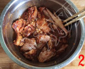 鸡公煲,将腌料与少许清水混合,放入鸡肉中,腌渍