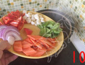 鸡公煲,鸡肉焖熟后,将准备好的蔬菜放入,拌匀,加热1-2分钟后关火,盖盖子,焖15-20分钟,上桌即可