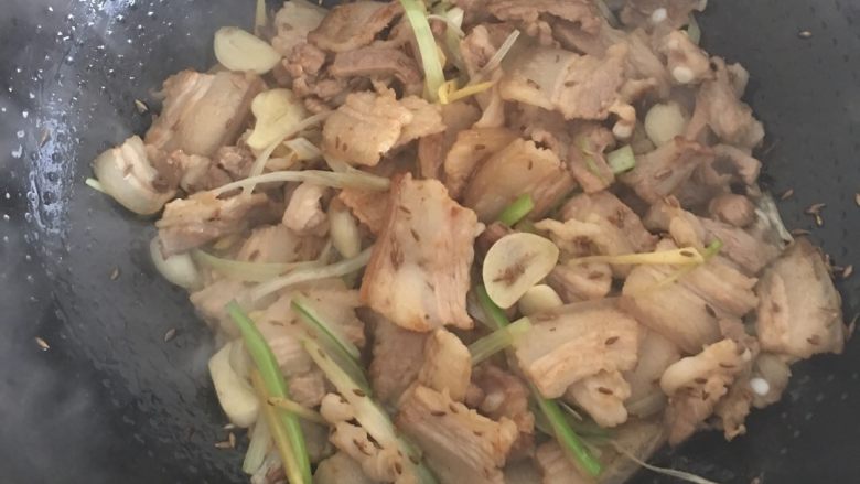 💁孜然五花肉🐖,锅烧热放少许油(因五花肉会出很多油),转小火放入五花肉炒至表面金黄,放入葱姜蒜,孜然翻炒一分钟。
