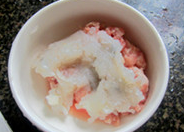 凤尾豆腐,虾仁用牙签去背上的虾线后与<a style='color:red;display:inline-block;' href='/shicai/ 428'>五花肉</a>剁成泥