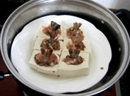 凤尾豆腐,锅里水烧滚后放入豆腐隔水大火蒸至3-5分钟
