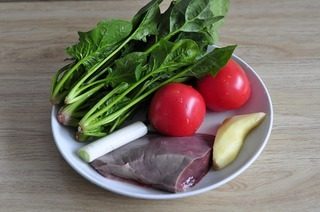 番茄猪肝汤,原料图