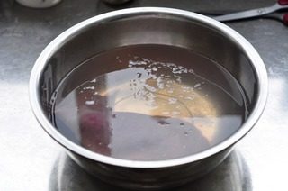 番茄猪肝汤,<a style='color:red;display:inline-block;' href='/shicai/ 419'>猪肝</a>买回来,用水浸泡一小时,捞出换水加一汤匙料酒继续泡半小时