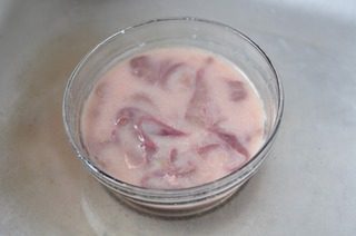 番茄猪肝汤,切片用盐一汤匙反复搓洗,如图很脏的感觉。冲洗干净到水里没有杂质