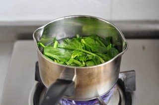 番茄猪肝汤,菠菜焯水后捞出,把猪肝焯水煮开加一汤匙料酒再次煮开过冷水洗净