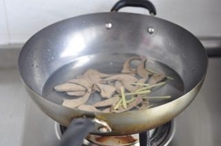 番茄猪肝汤,锅里加水,一半葱姜,猪肝,葱姜,盐,胡椒粉,一起煮开继续再煮一分钟