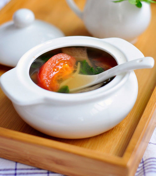 番茄猪肝汤,加入番茄后关火,放入菠菜和香油即可