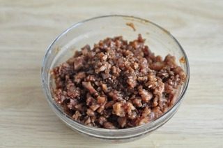 自家叉烧包,放入炒锅炒一下,放入蚝油一汤匙,拌匀。(在锅里雾气腾腾,只好盛出来拍)
