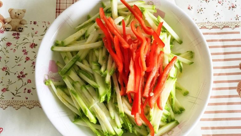 💁西葫芦炒肉丝💐,<a style='color:red;display:inline-block;' href='/shicai/ 66'>西葫芦</a>红椒切丝。