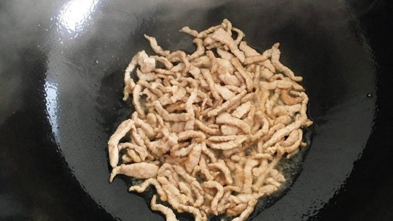 💁西葫芦炒肉丝💐,锅烧热放入肉丝翻炒片刻，加入西葫芦红椒丝翻炒，最后加蒜末，盐，<a style='color:red;display:inline-block;' href='/shicai/ 756'>鸡精</a>调味即可出锅！😋