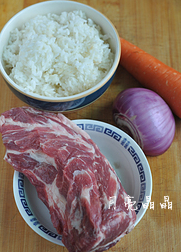 孜然澳洲羊肉炒饭,准备材料，<a style='color:red;display:inline-block;' href='/shicai/ 29'>洋葱</a>剥去外皮，<a style='color:red;display:inline-block;' href='/shicai/ 25'>胡萝卜</a>刨皮。