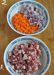 孜然澳洲羊肉炒饭,羊肉切小丁，洋葱和胡萝卜都切成小丁。