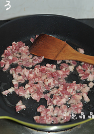 孜然澳洲羊肉炒饭,锅中倒入两汤匙食用油烧热，倒入羊肉丁大火煸炒至表面收紧，颜色变深